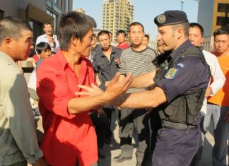 De ras sau de plans? Cativa blogeri din Iasi vor sa stranga bani, apa si paine pentru chinezii dati afara de la Palas.