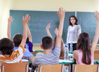 Aproape 7.800 de elevi din Bucuresti au cerut sa faca in continuare cursuri online, dupa redeschiderea totala a scolilor