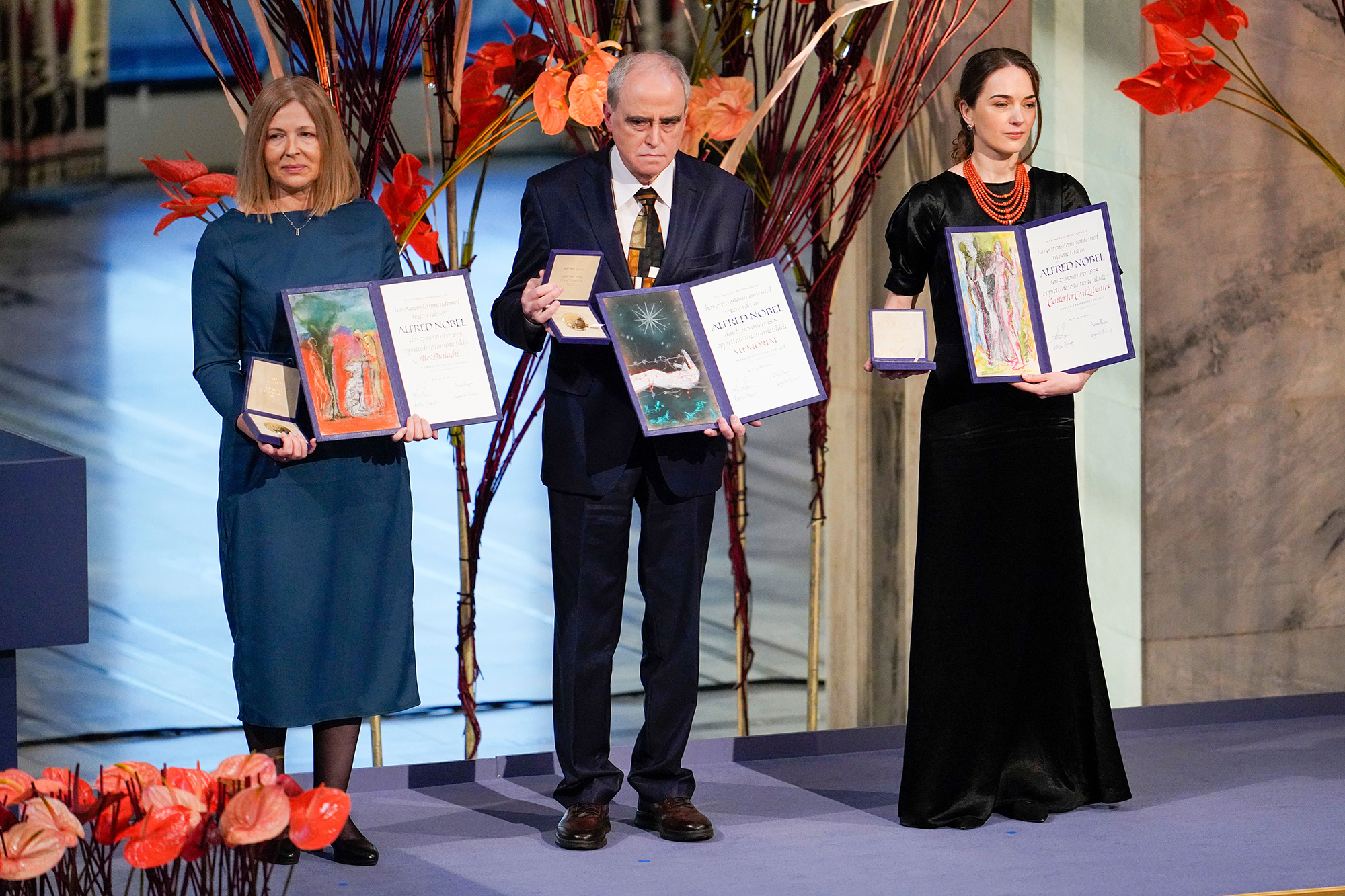 Castigatorii Premiului Nobel pentru Pace Natallia Pintsyuk, stanga, reprezentand sotul ei, activistul Ales Bialiatski, Yan Rachinsky, reprezentand organizatia rusa Memorial si Oleksandra Matviichuk, reprezentand organizatia ucraineana Center for Civil Liberties, pozeaza cu premiile lor la o ceremonie la Oslo, in 2022.